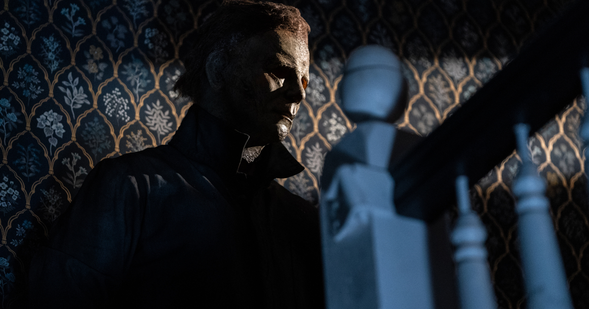 michael myers sale le scale di una casa in halloween ends - nerdface