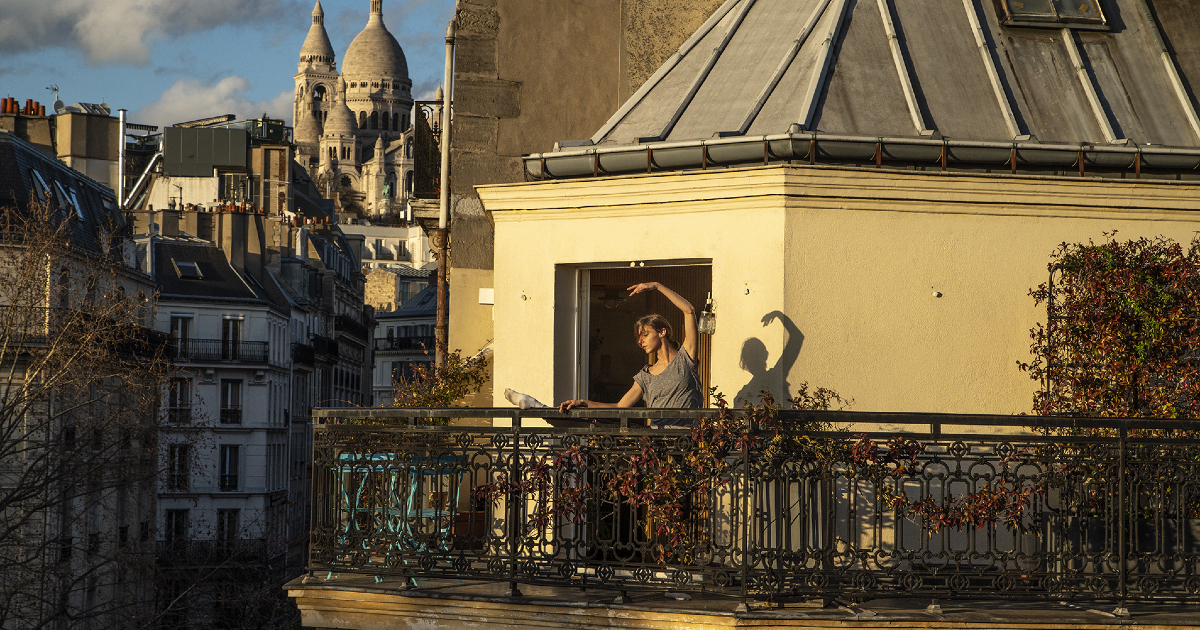 la protagonista de la vita è una danza balla sulla terrazza di casa - nerdface