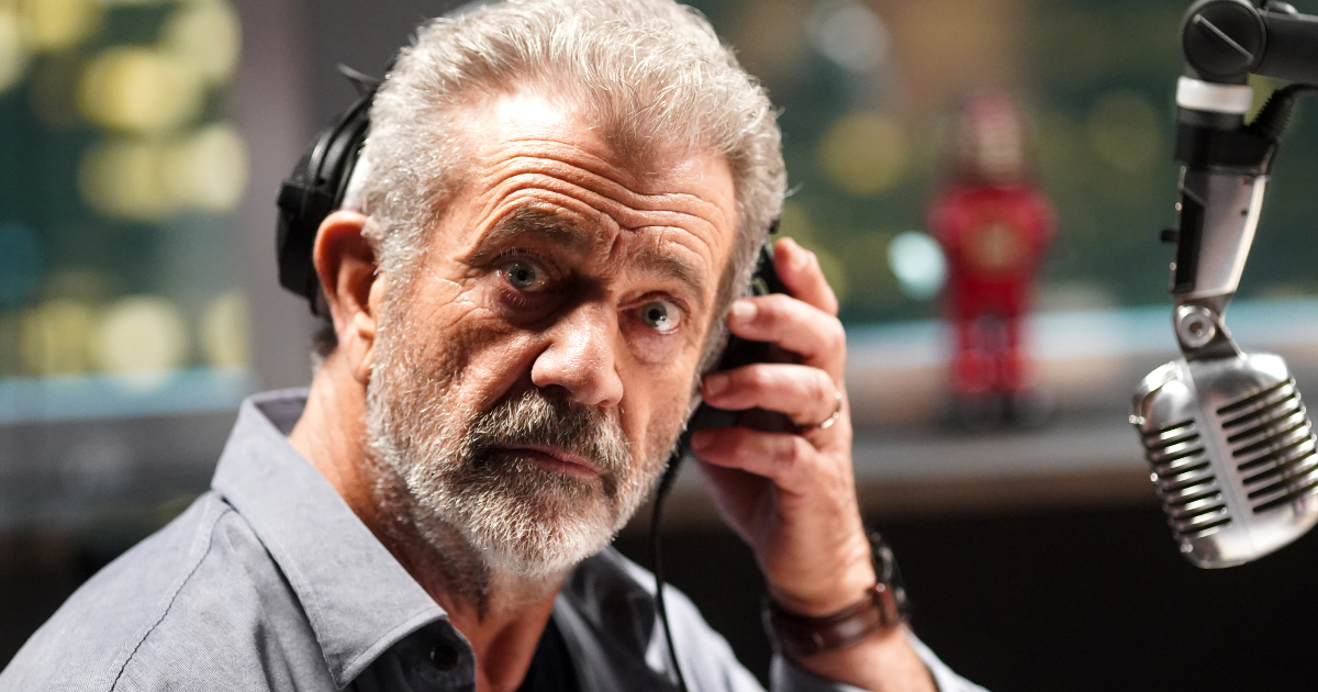 mel gibson si toglie le cuffie in on the line - nerdface