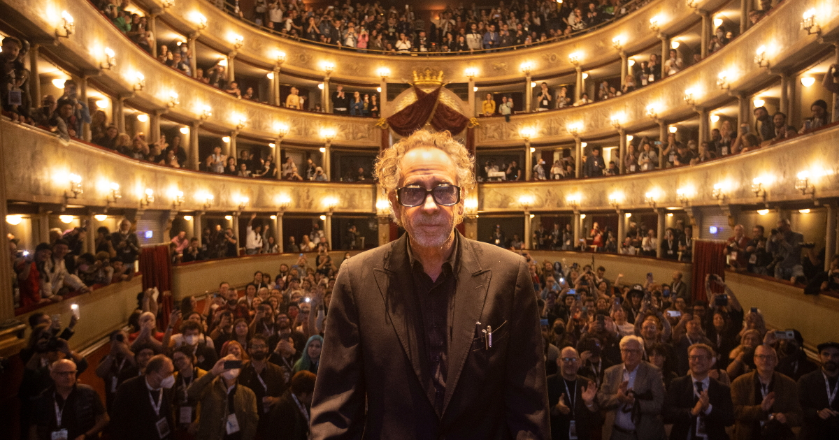 tim burton davanti la platea accorda al teatro del giglio di lucca per presentare mercoledì - nerdface