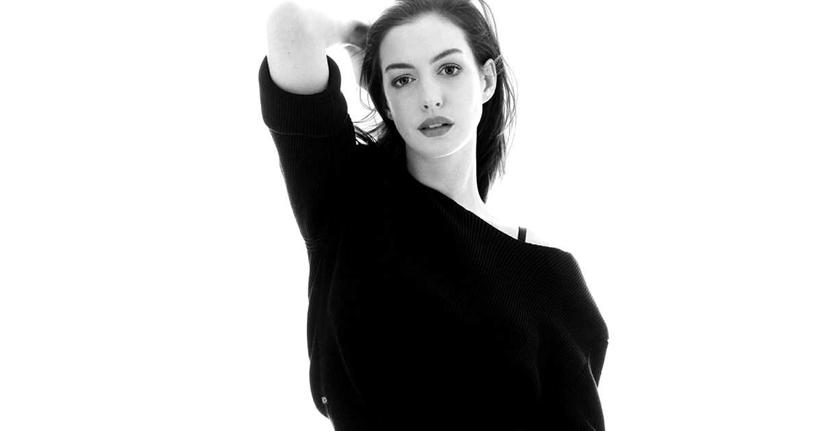 anne hathaway si tiene i capelli in un ritratto in bianco e nero - nerdface