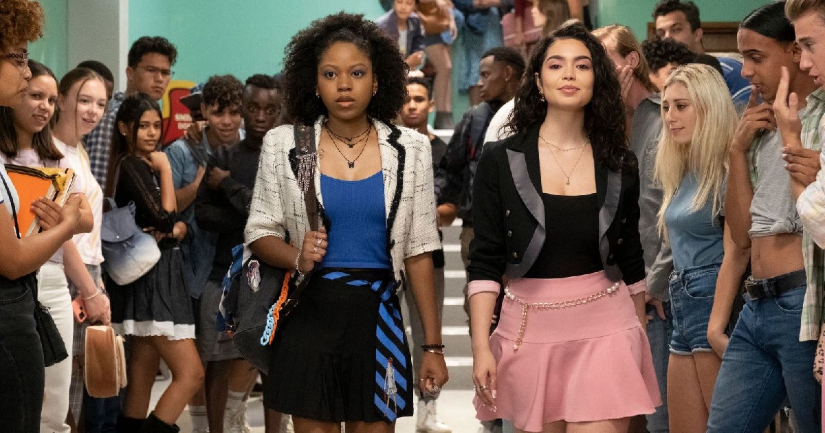 Due ragazze camminano per i corridoi della scuola mentre tutti gli altri studenti le ammirano - nerdface