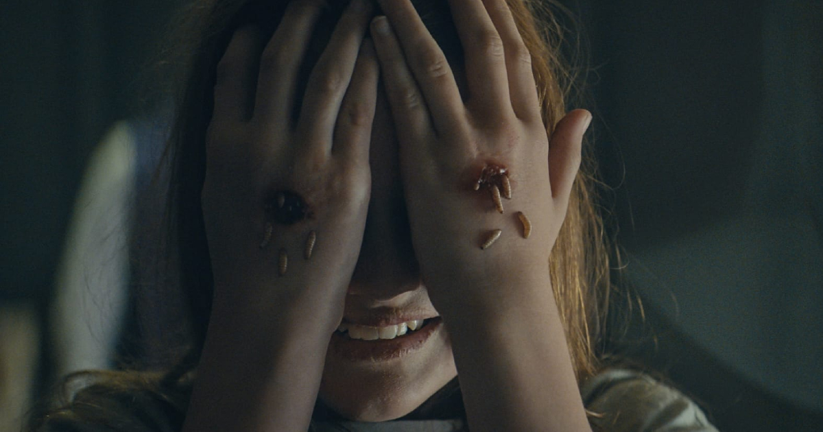 una bambina si copre il volto con le mani ferite da cui escono vermi ne gli occhi del diavolo - nerdface