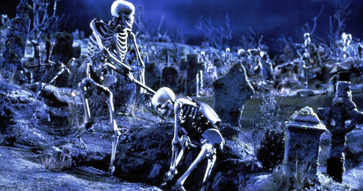 due scheletri risorgono dalle tombe ne l'armata delle tenebre - nerdface