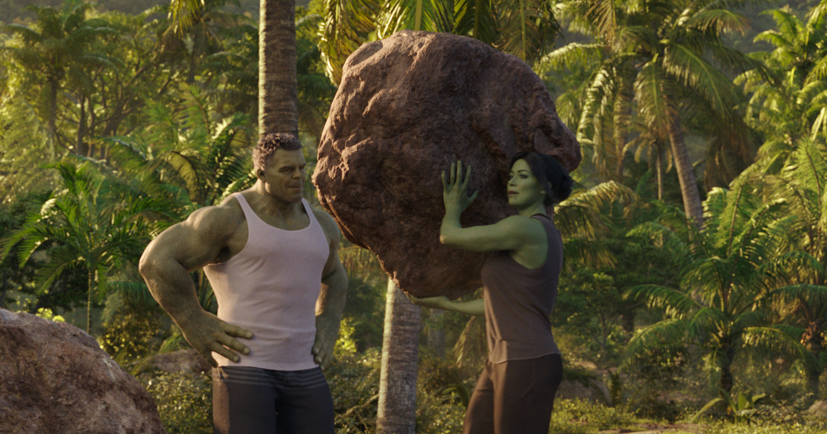 she hulk lancia un enorme sasso davanti a hulk - nerdface