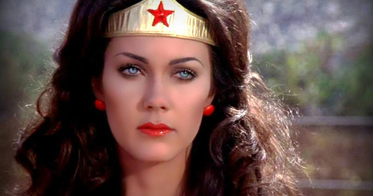 un primo piano di lynda carter in wonder woman - nerdface