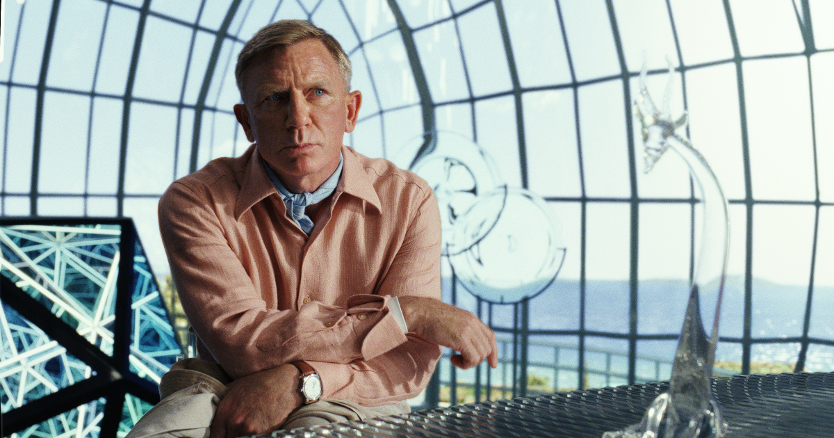 daniel craig in glass onion knives out - nerdface