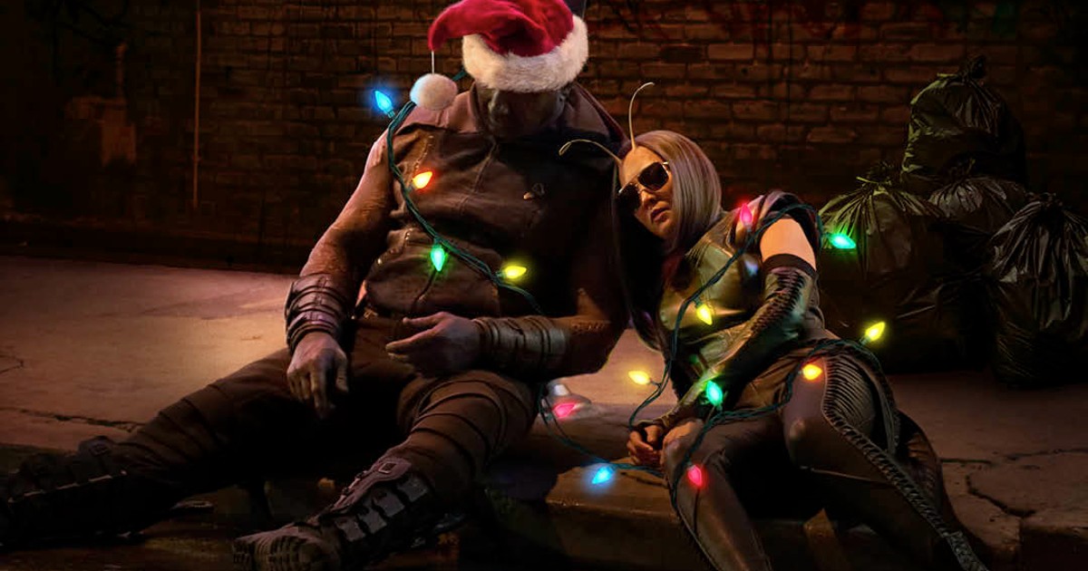 i guardiani dormono avvolti dalle luci di natale in holiday special - nerdface
