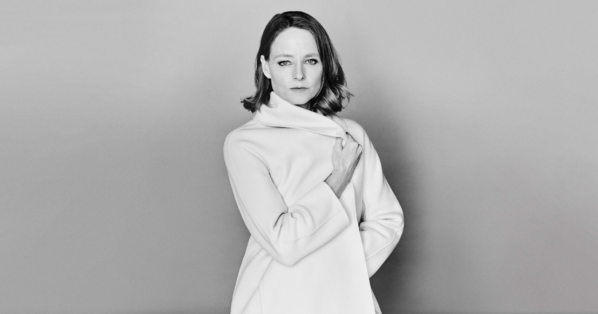 jodie foster in un elegante cappotto chiaro - nerdface