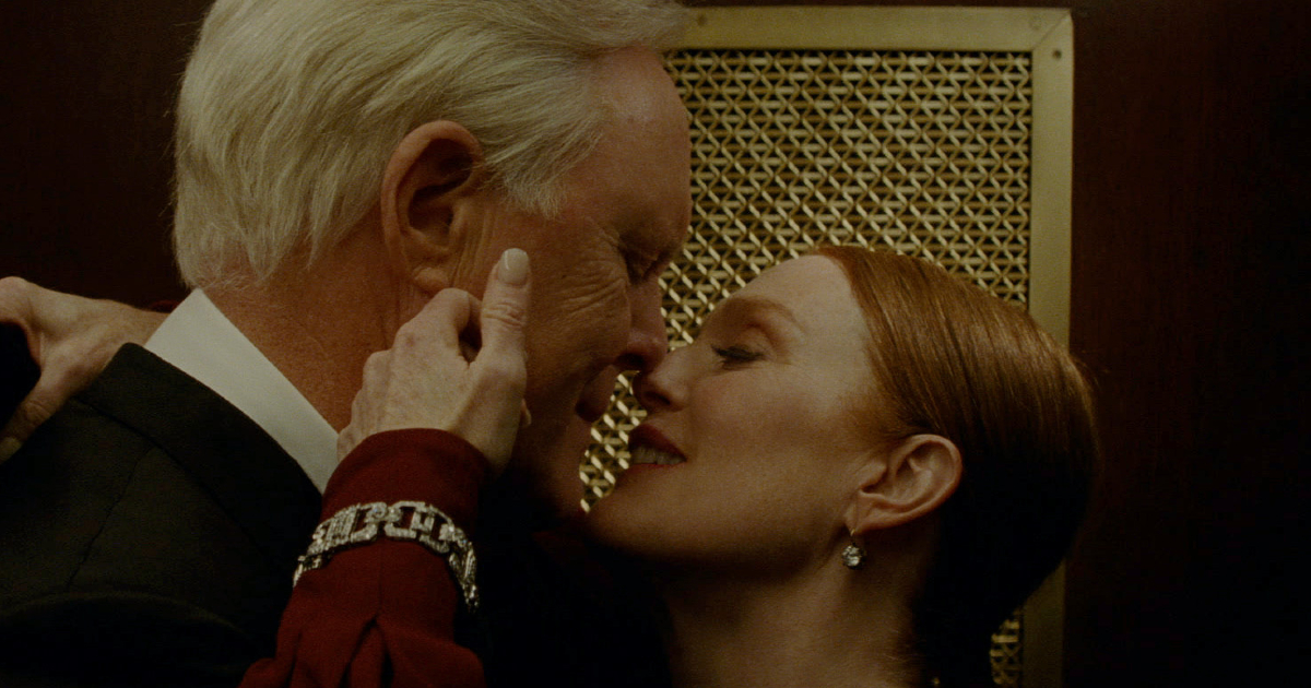 julianne moore e john lithgow in sharper - nerdface