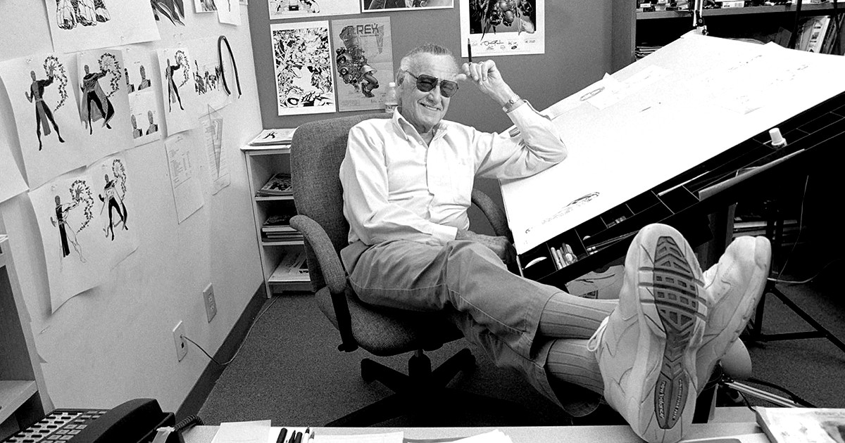 stan lee coi piedi sulla scrivania - nerdface