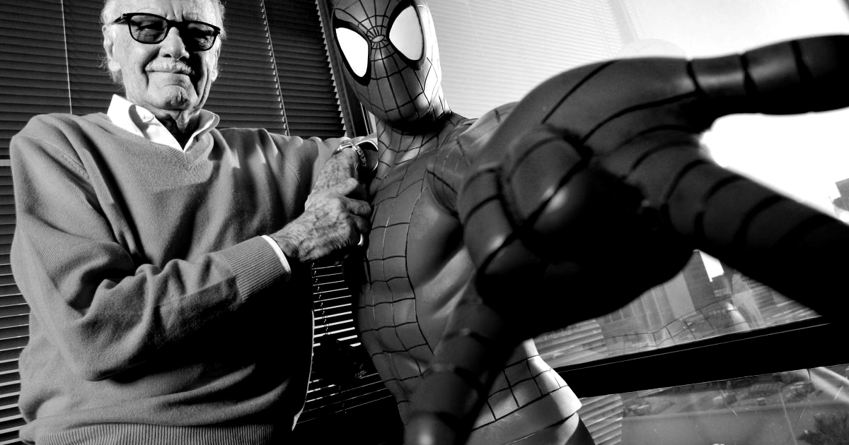 stan lee in posa con spider-man - nerdface