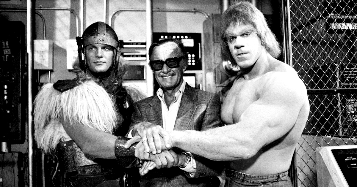 stan lee insieme a thor e lou ferrigno nella serie hulk - nerdface