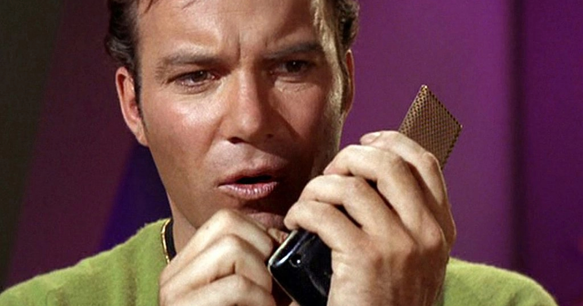 kirk e il suo traduttore universale per comunicare con gli alieni in star trek - nerdface