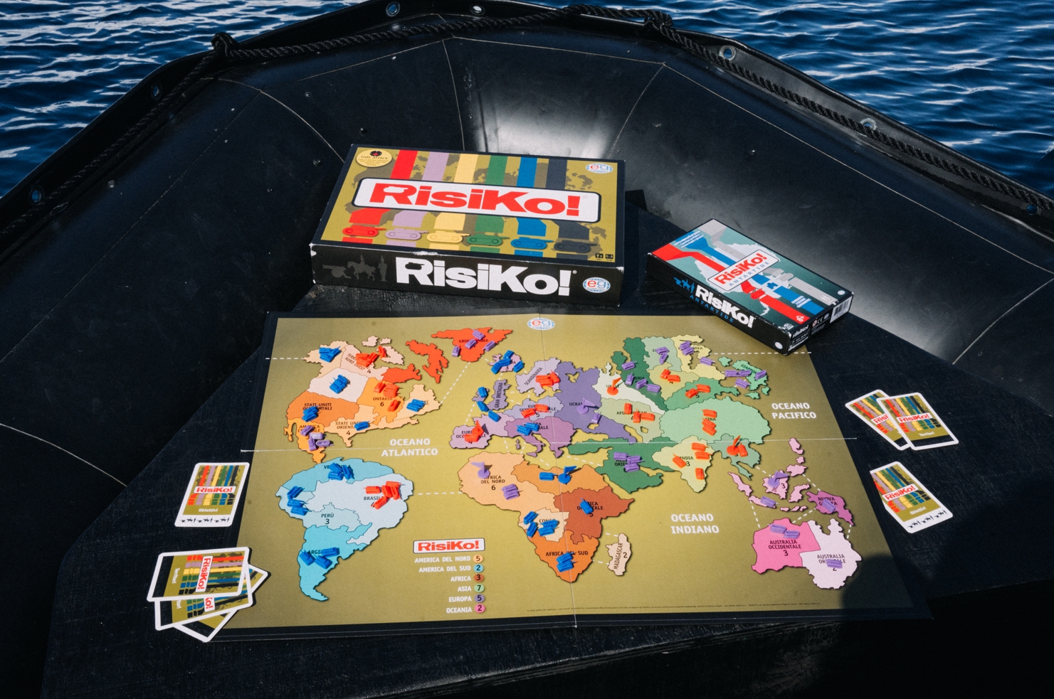 la scatole di risiko e risiko antartide viaggiano con marcello ascani in barca - nerdface