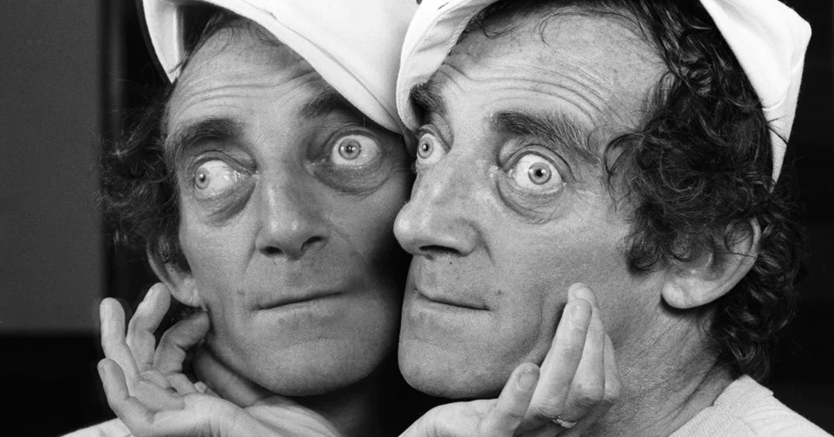 marty feldman in un divertente ritratto davanti uno specchio - nerdface