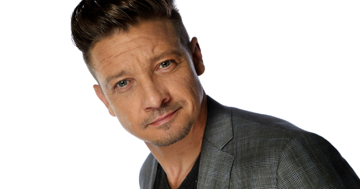 un primo piano di jeremy renner - nerdface