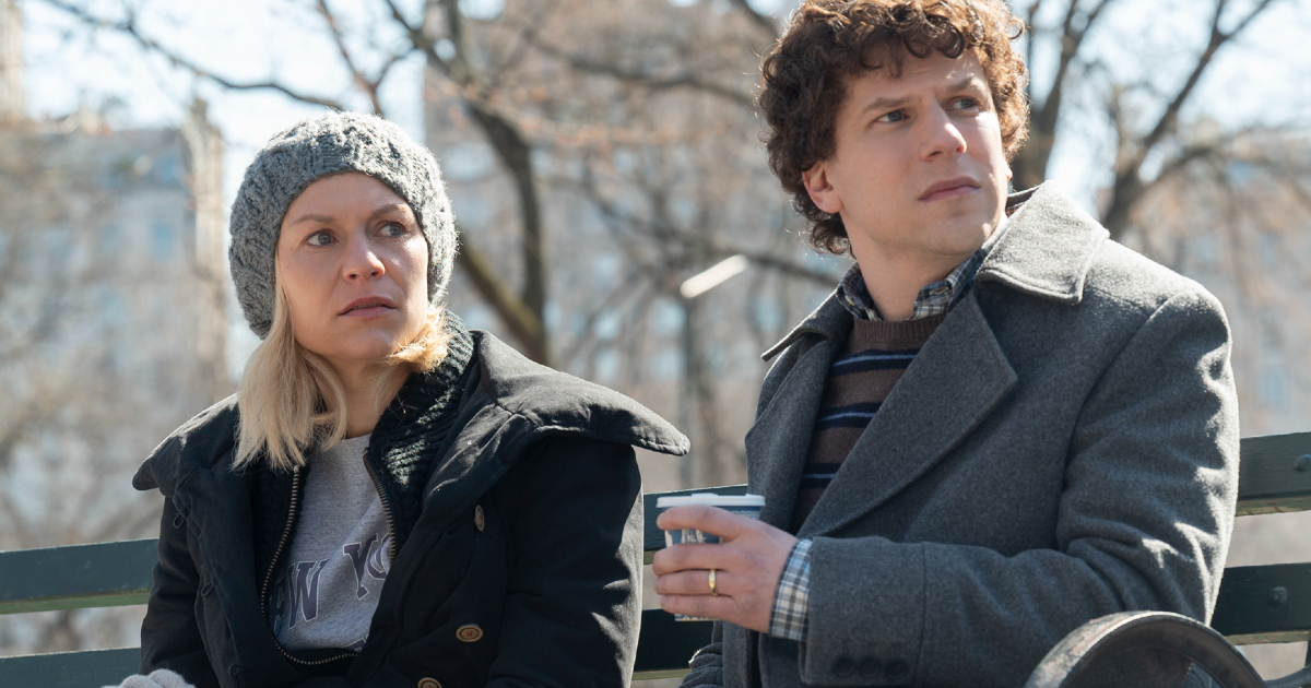 jesse eisenberg su una panchina in fleishman a pezzi - nerdface