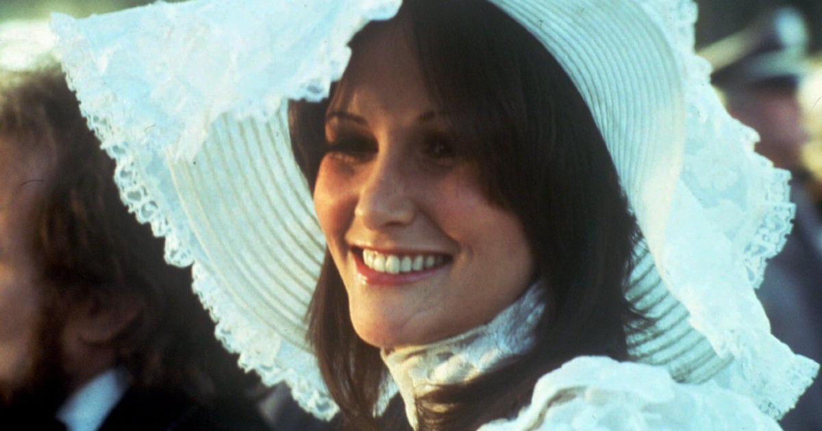 linda lovelace in abiti bianchi - nerdface