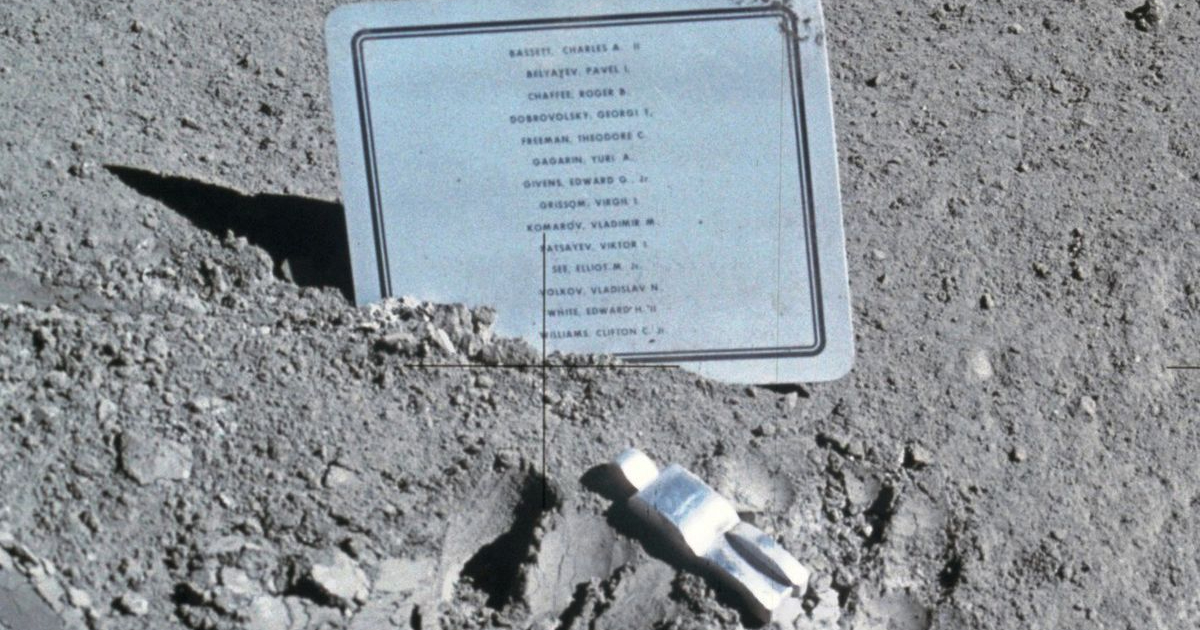 la targa fallen astronaut depositata sulla luna in memoria dei pionieri e delle pioniere dello spazio - nerdface