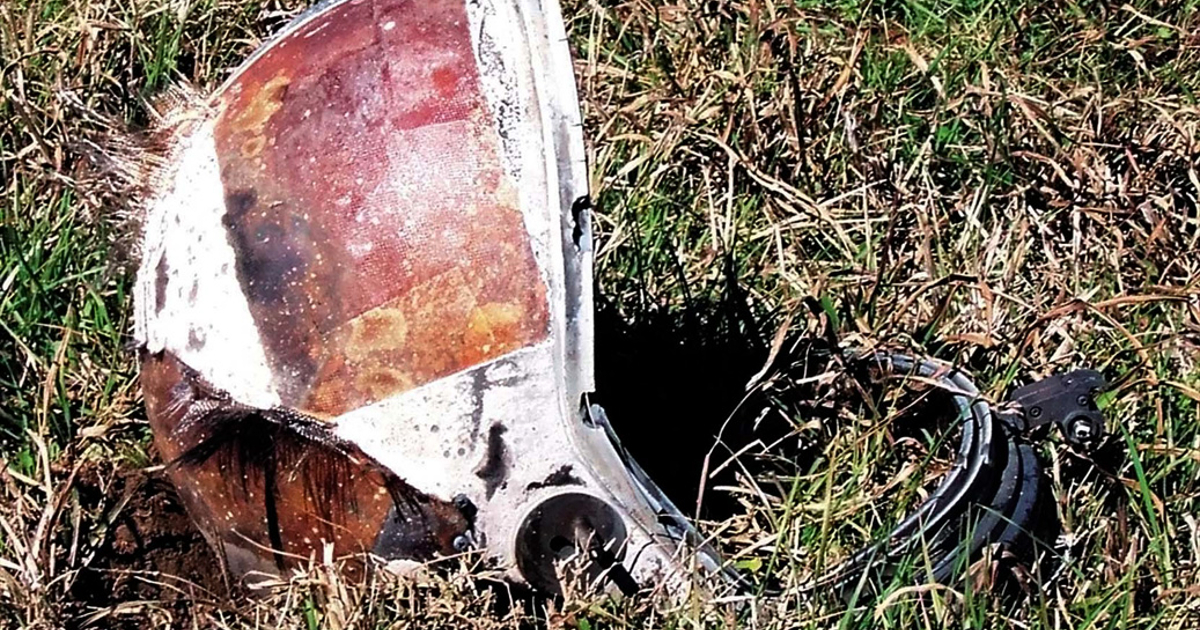 il casco precipitato a terra di uno degli astronauti del columbia - nerdface