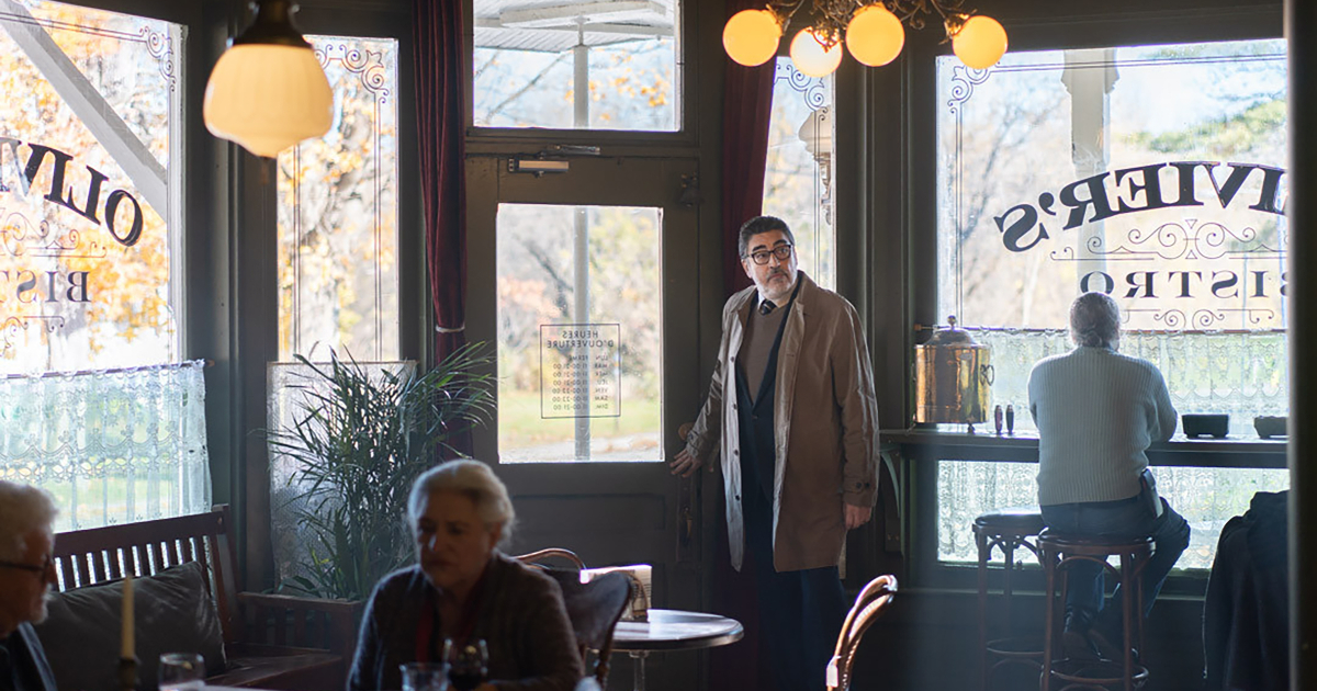 il commissario gamache entra in un bar - nerdface