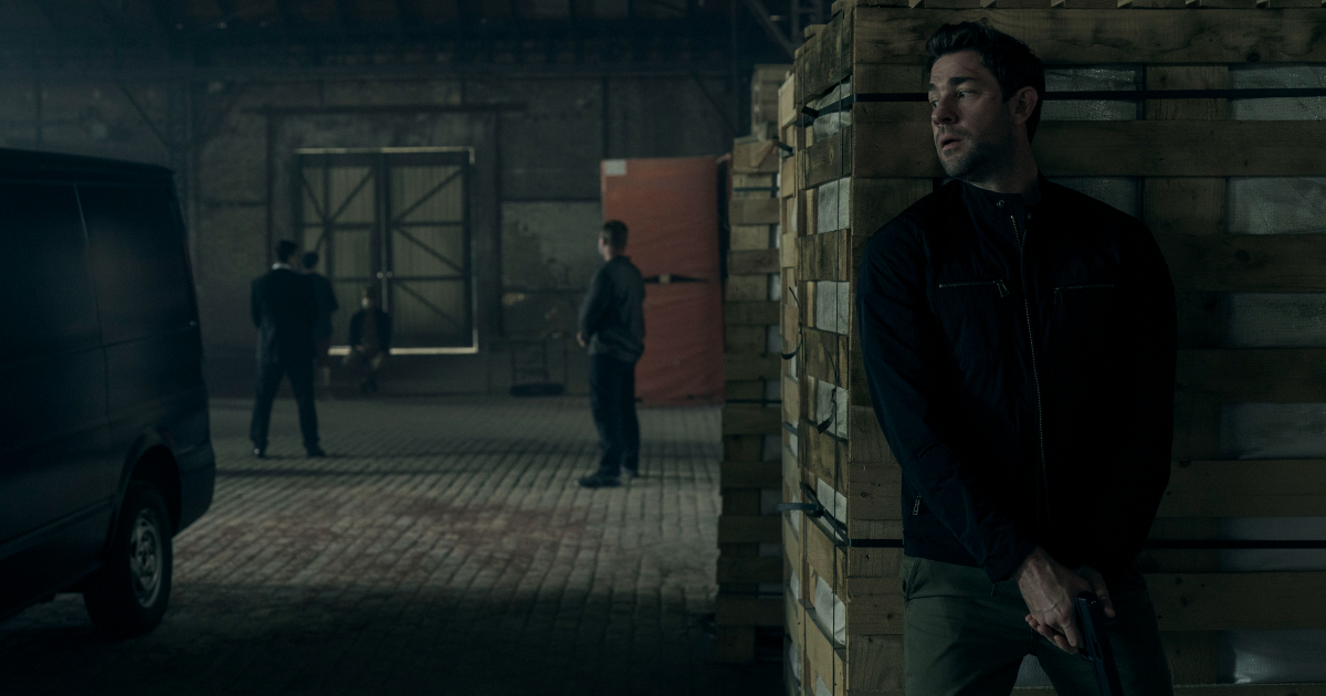 jack ryan è nascosto dietro un container - nerdface