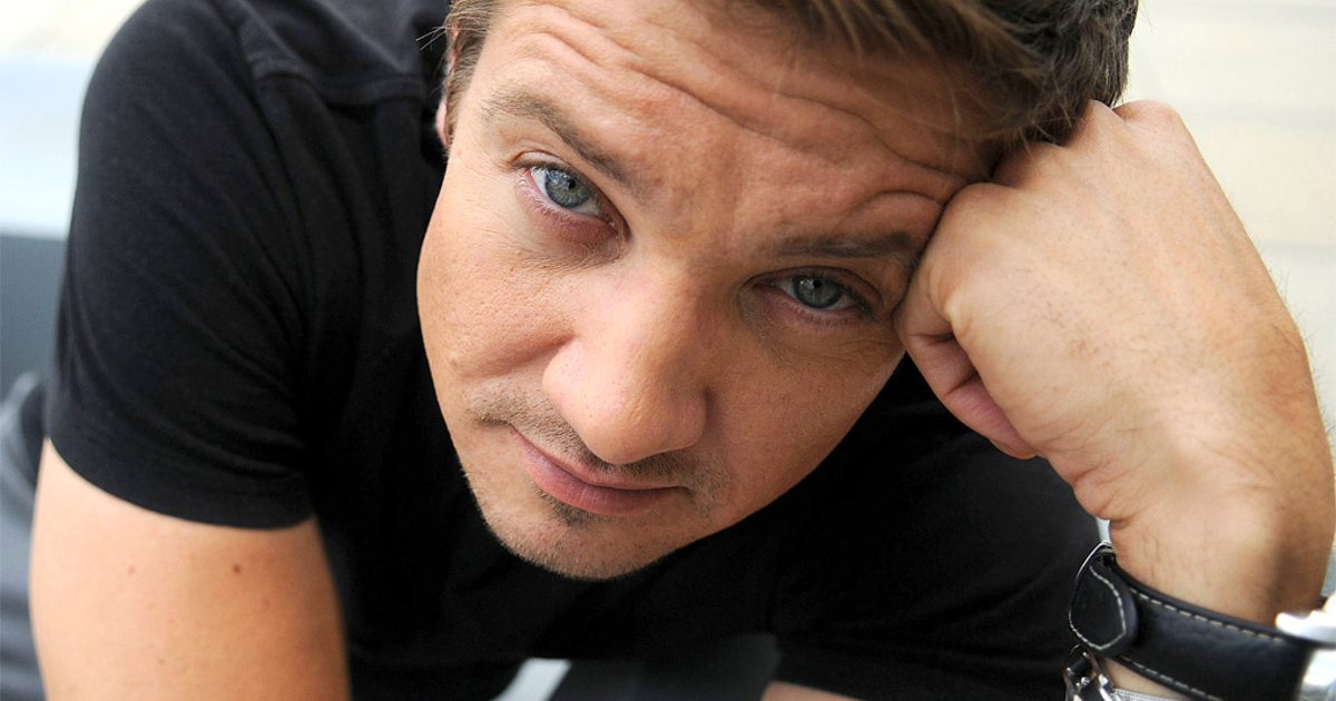 jeremy renner con la testa poggiata sulla mano - nerdface