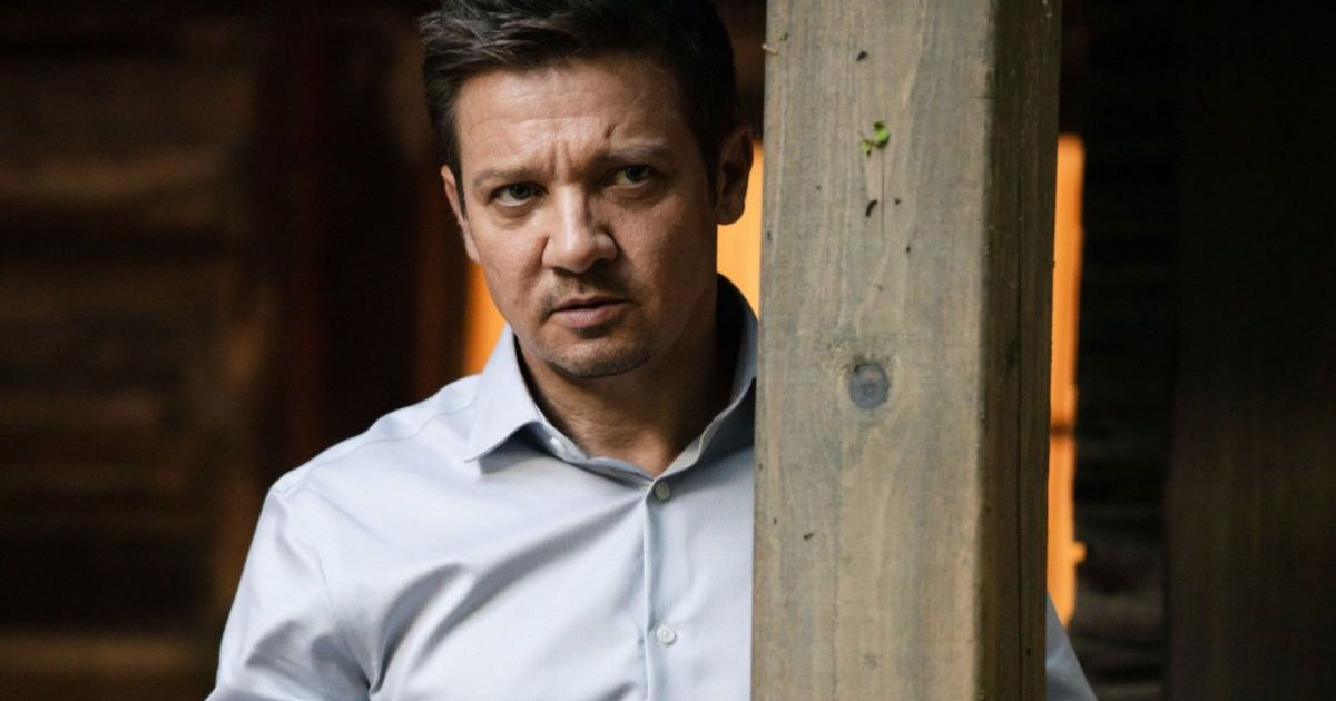 jeremy renner poggiato su una colonna di legno - nerdface