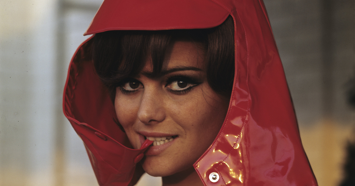 claudia cardinale morde il cappuccio rosso del suo cappotto - nerdface