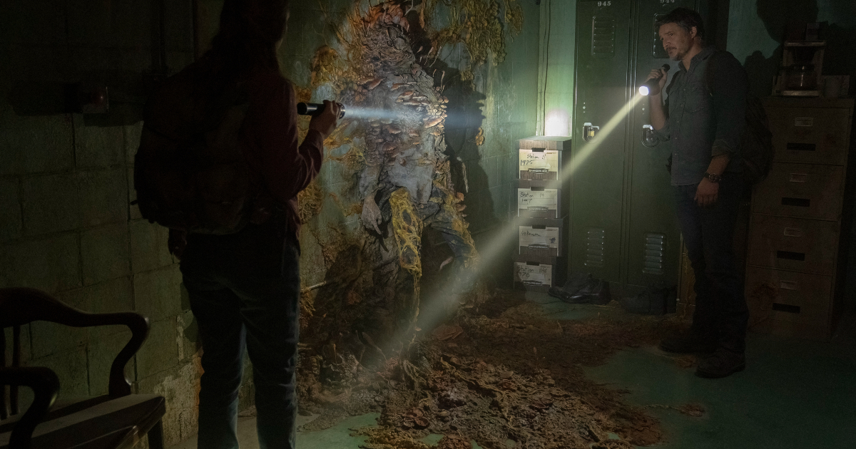 in the last of us jeol illumina con la torcia un uomo divenuto fungo - nerdface