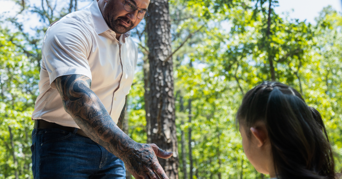 dave bautista tende la mano a una bambina in bussano alla porta - nerdface