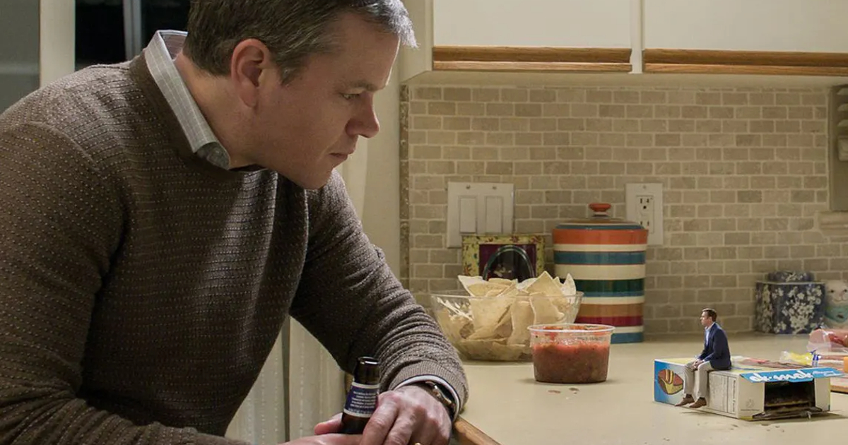 matt damon osserva un uomo rimpicciolito in downsizing - nerdface