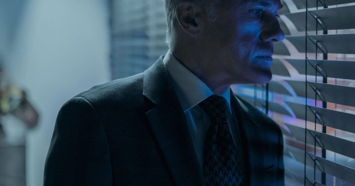 christoph waltz spia qualcuno dalla finestra in the consultant - nerdface