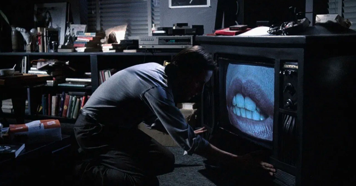 james wood osserva una bocca sullo schermio della tv in videodrome - nerdface