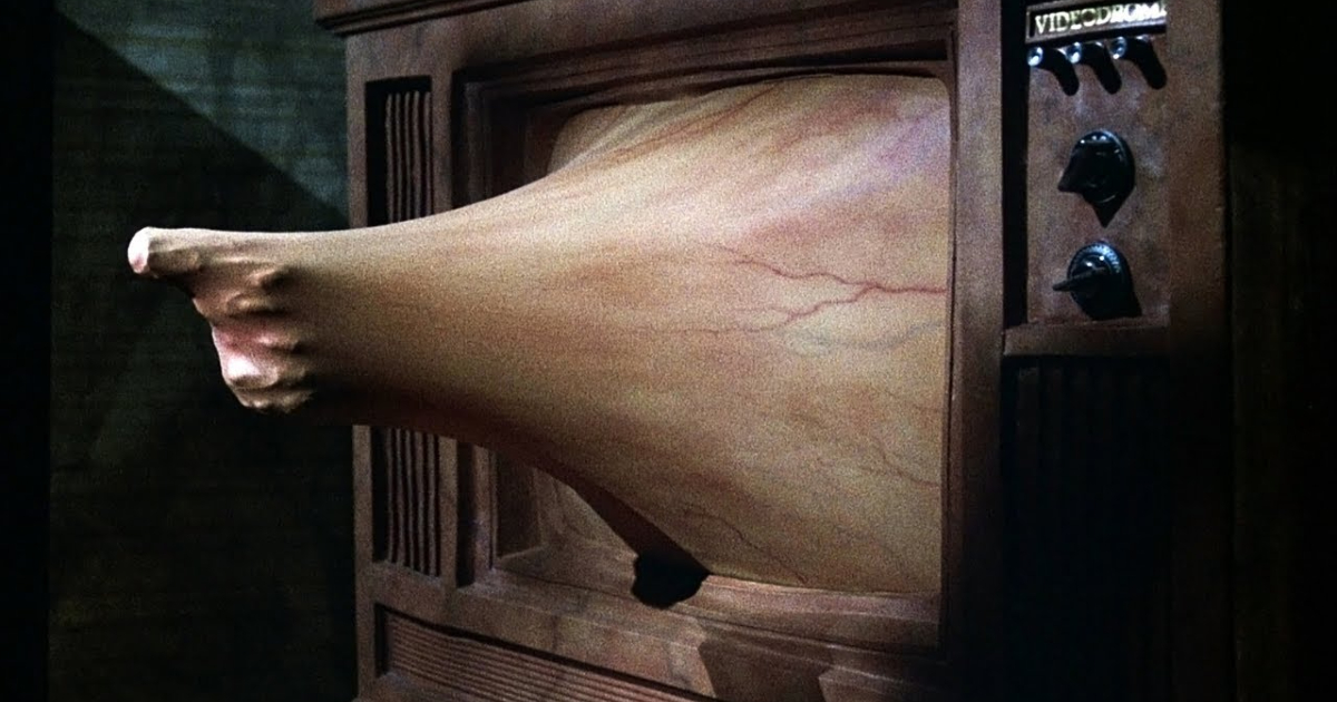 una mano con una pisto esce dallo schermo della tv in videodrome - nerdface