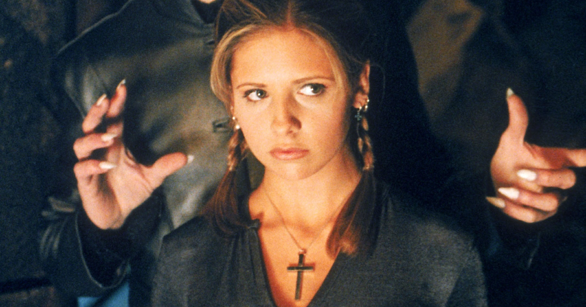 sarh michelle gellar è buffy l'ammazzavampiri e alle sue spalle due mani di vampiro la minacciano - nerdface