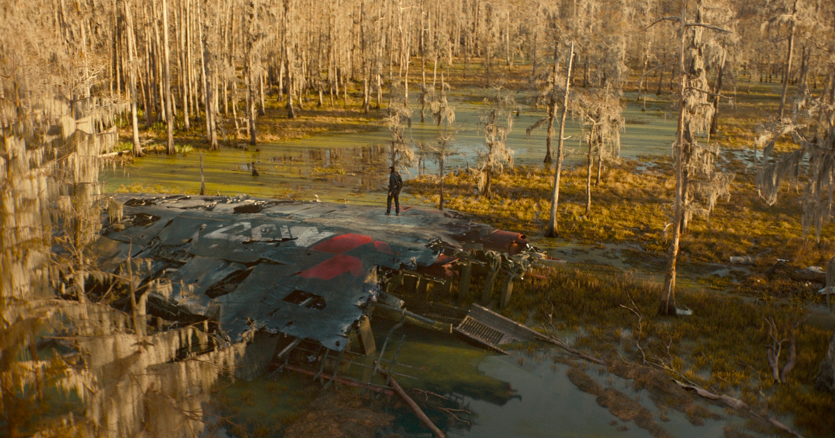 adam driver in piedi sull'astronave che lo ha portato su un pianeta alieno in 65 fuga dalla terra - nerdface