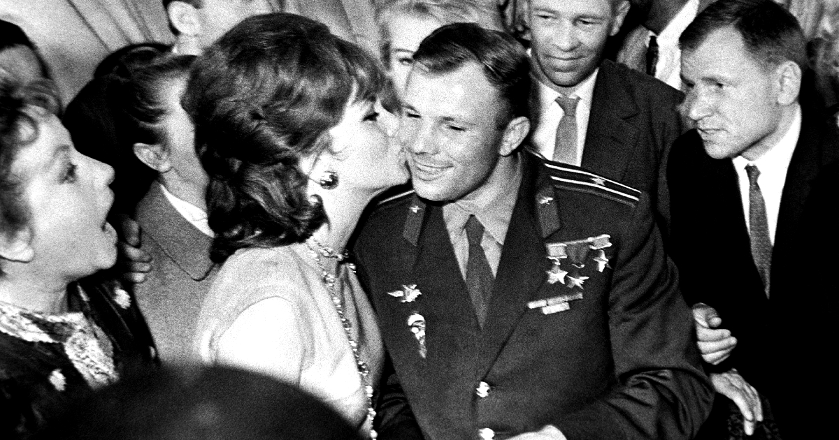 jurij gagarin è baciato da una donna - nerdface