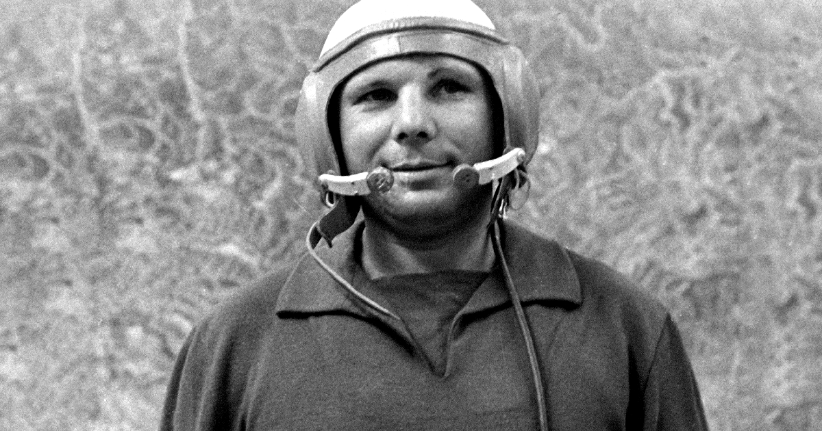 jurij gagarin indossa un buffo casco - nerdface