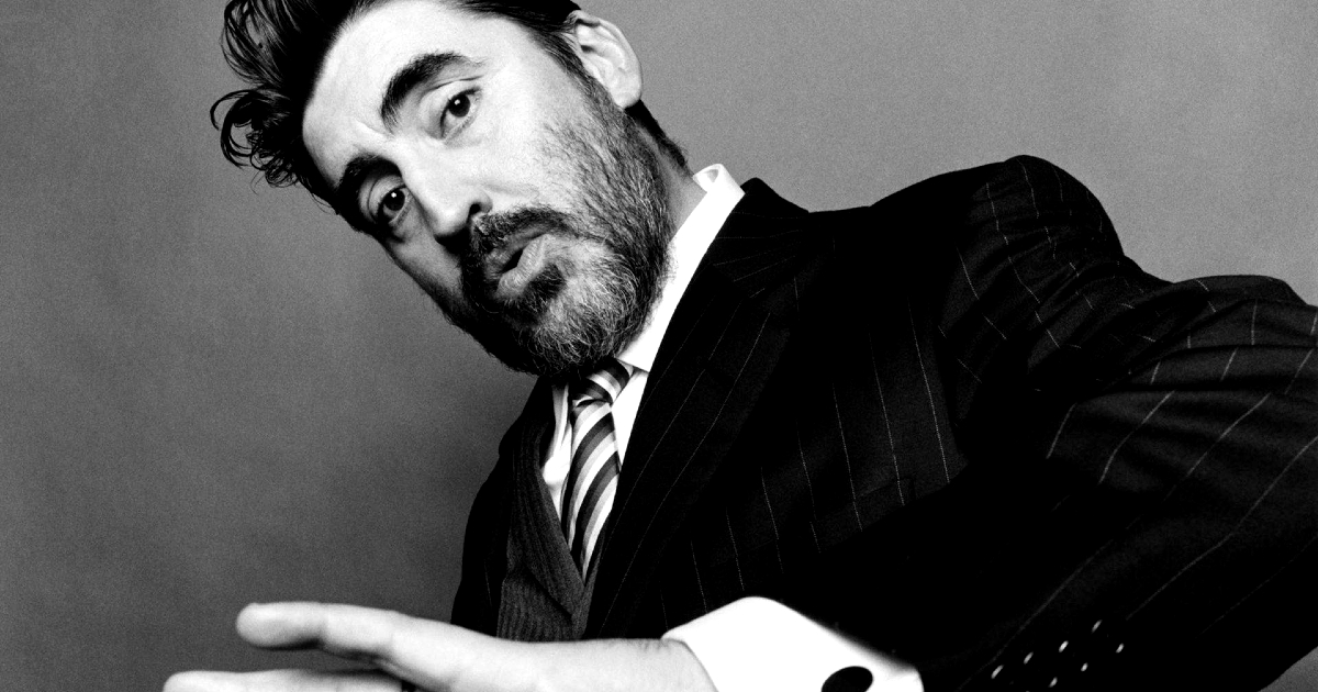 alfred molina in un ritratto in bianco e nero - nerdface