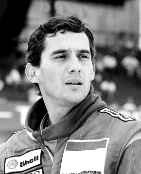 ayrton senna in un ritratto in bianco e nero