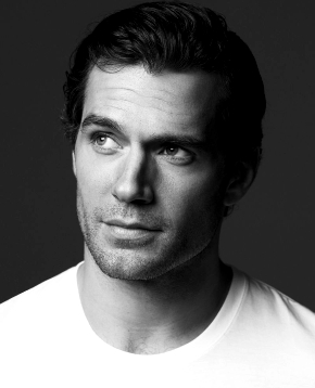 henry cavill guarda in alto - nerdface