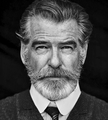 pierce brosnan con sguardo serio in un ritratto in bianco e nero - nerdface