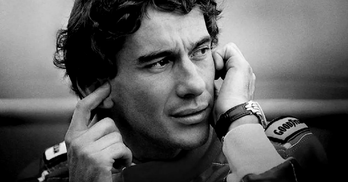 ayrton senna a bordo pista si tappa le orecchie - nerdface