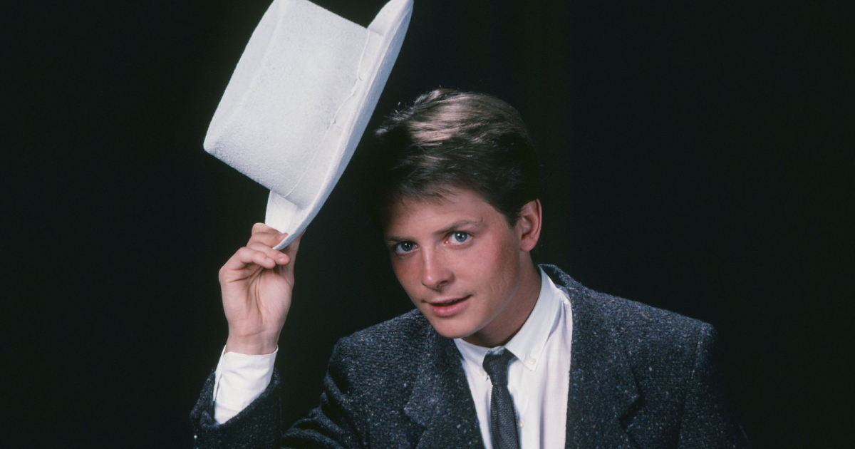 michael j. fox solleva un cappello bianco in casa keaton - nerdface