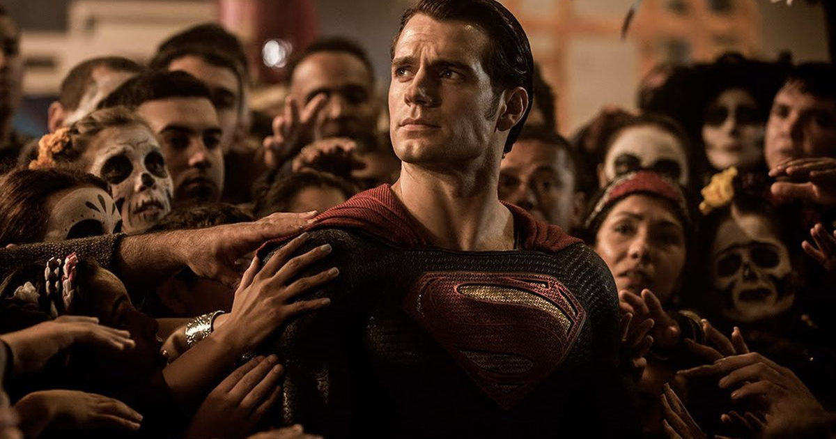 henry cavill è superman ed è circondato da persone - nerdface