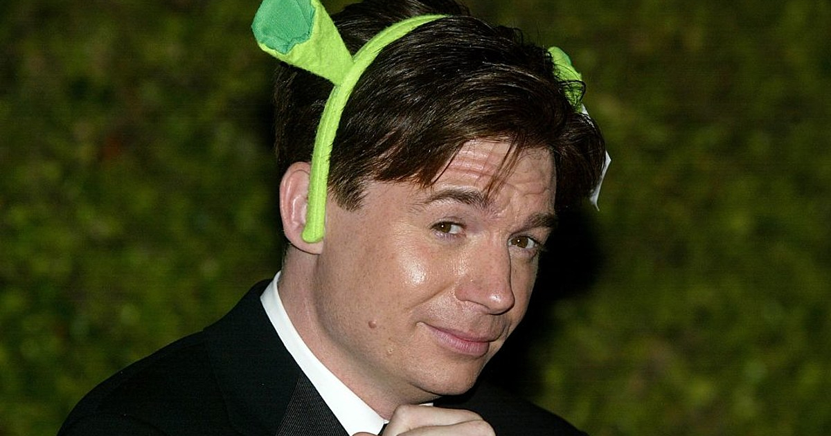 mike myers indossa un cerchietto con le orecchie di shrek - nerdface