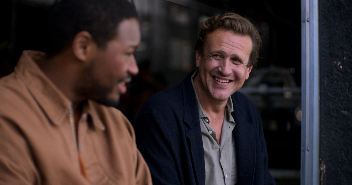 jason segel sorride al suo paziente in shrinking - nerdface