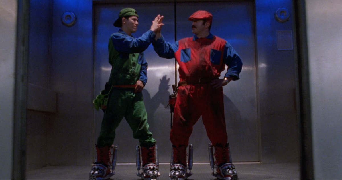 i due attori del film super mario bros del 1993 si danni il cinque - nerdface